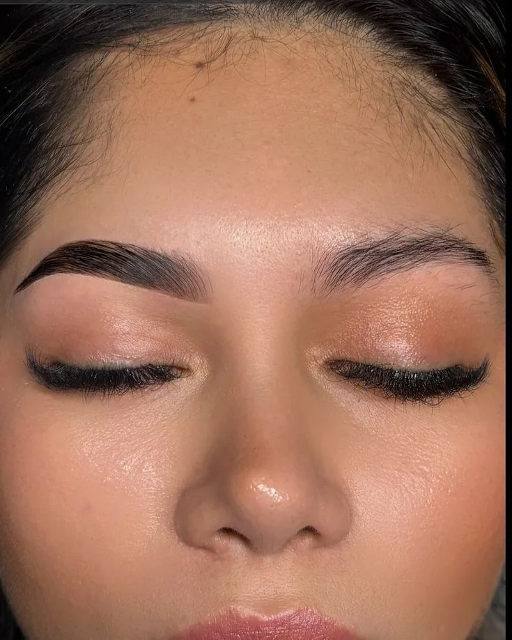 Brow Lamination Ergebnis – definierte, nach oben gestylte Augenbrauen bei Feminity by Jule