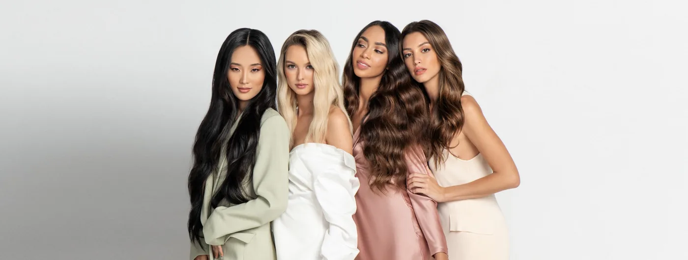 Vier Modelle mit langen Haaren — Tape-In Extensions von Hairtalk, exklusiv bei Feminity Oberkassel