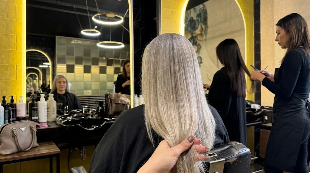 Langes, glattes Haar in kühlem Blond bei Feminity Oberkassel – Extensions mit Mini Rings, Micro Rings und Tressen
