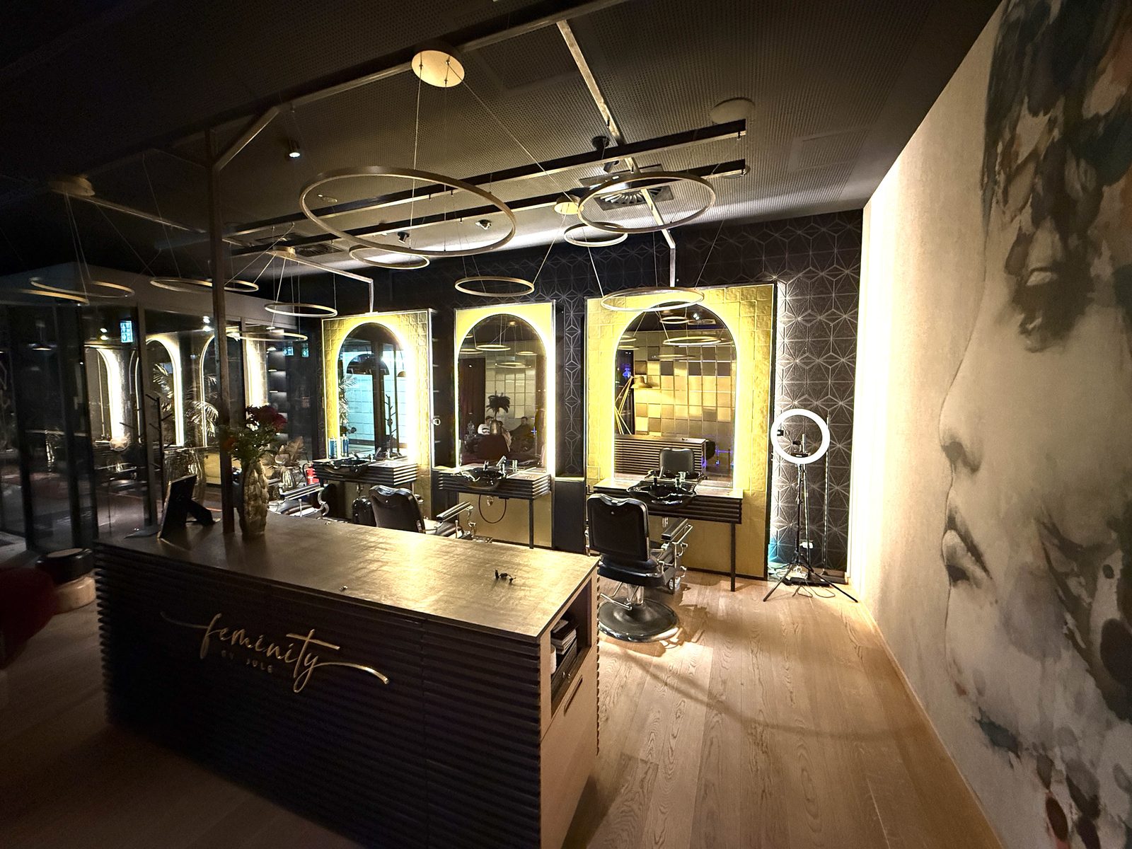Hair-Bereich mit Salonspiegel bei Feminity by Jule in Düsseldorf-Oberkassel